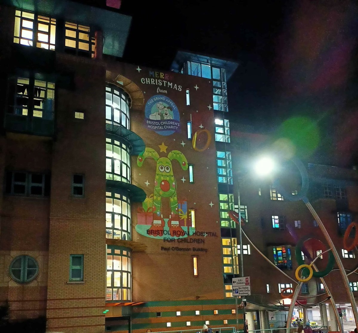 Yesterday, we kicked off the countdown to Christmas in true Grand Appeal style. With the help of our fundraising family, Bristol Children’s Hospital lit up in honour of the sick children who will spend their Christmas in hospital. ⭐️ Find out more: bit.ly/3oZ3QLr