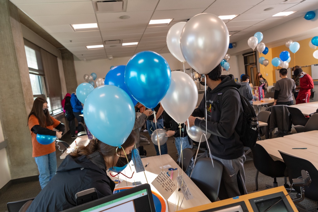 BothellAlumni's tweet image. Heads in the Cloud asks the students on question: Is our technological environment simply the new architecture of life, or are there creative ways to think and rethink our possibilities for engagement?  

uwb.edu/news/november-…

#pnw #seattle #uwb #uw #bothell #huskies