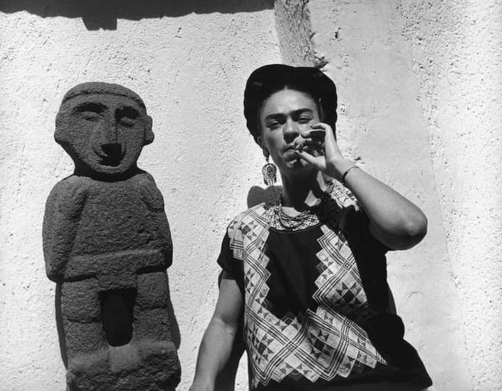 "Todos deberían fumar marihuana para escuchar el color del mundo"

-Frida Kahlo (1907-1954)