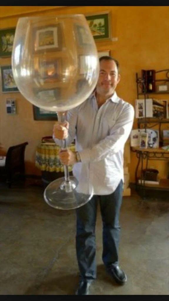 Большой бокал для вина. Огромный бокал вина. Огромный бокал вина. Огромный бокал вина. Большой бокал.