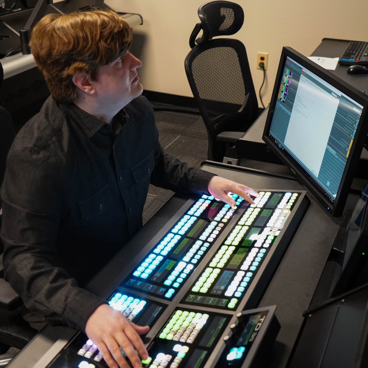 ross_video's tweet photo. Behind the scenes with Do Not Peek Entertainment (@dnpeek), a gaming and esports production company using #TouchDrive! ๐
#LivingLive #esports #RossVideo https://t.co/FK8hjxescU