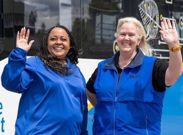 DowntownOntheGo's tweet photo. 2021 Photo of the Week - This holiday season, we are grateful for bus operators and all essential workers who help keep their communities moving. Thank you! #ride253 #downtowntacoma
@PierceTransit is currently hiring for bus operators. Learn more: https://t.co/Xk37lEE9qE. https://t.co/LwYC4qhkGd