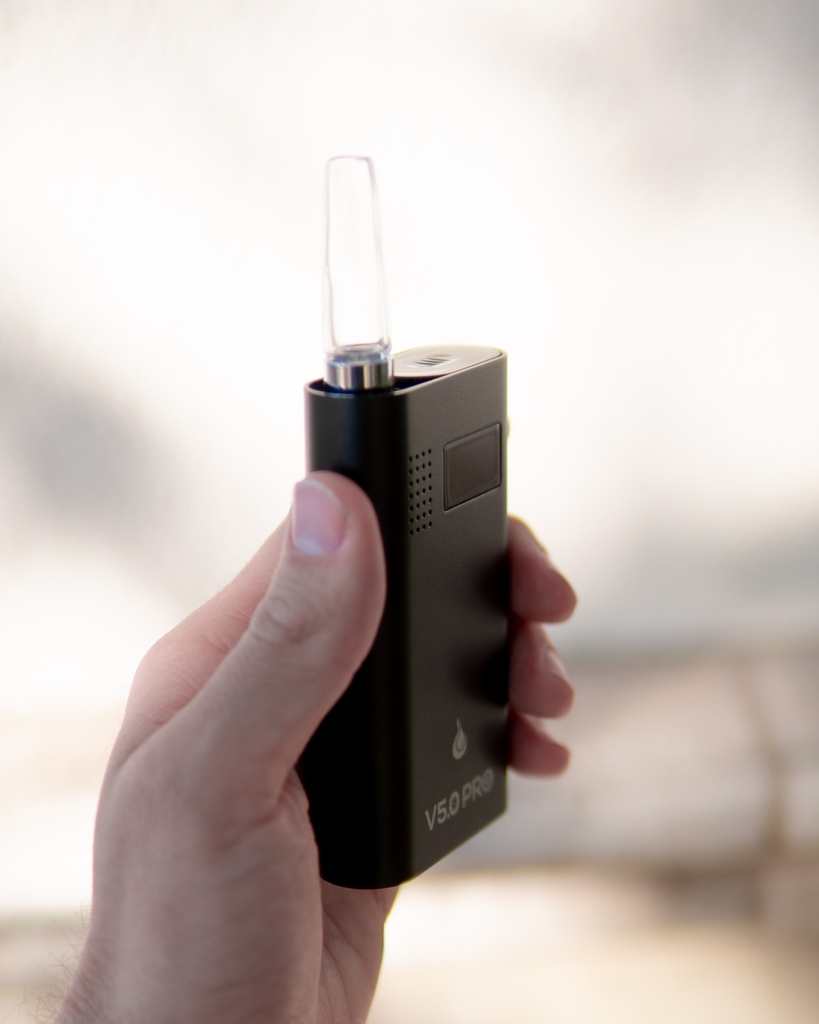 Featuring a digital display and wide temperature range the Flowermate V5.0s PRO makes one of the best portable aromatherapy designs even better! Use the borosilicate mouthpiece to get thick clouds and also a pure clean flavor 🍃