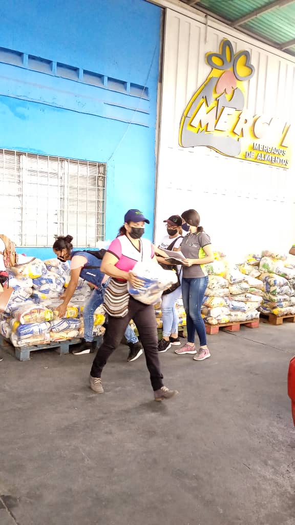 MercalOficial's tweet photo. #Mérida || Desde el Centro de Acopio el Vigía, se despachan 35,5T de alimentos para la atención  Programas Sociales
#ElecciónIndígena2021
@MercalMerida_ https://t.co/0uI4eTtKNw