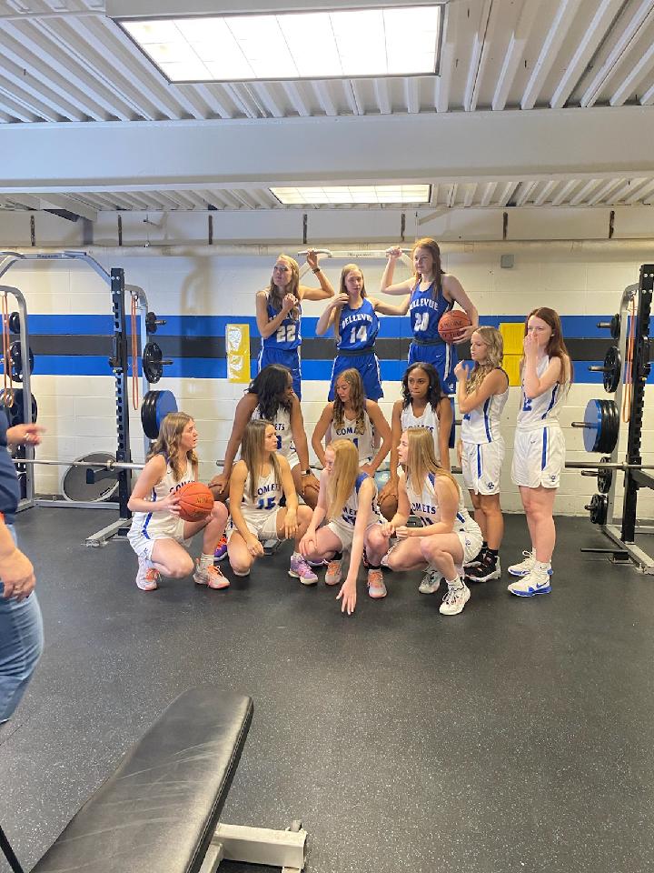 cometsfan23's tweet photo. Seniors....showing off the pipes on picture day! https://t.co/HvdxMLpL2o