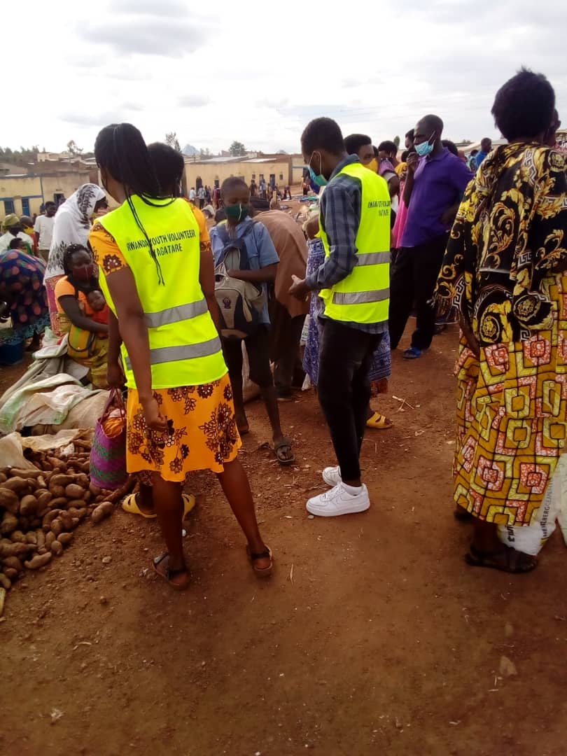 HopevineCast's tweet photo. @RwandaYouthVol1 ba #Rwimiyaga Twakoze ubukangurambaga mw'Isoko rya #Bugaragara Tubwira abantu kwambara agapfukamunwa neza,Guhana intera,Gukoresha umuti wabugenewe Uwakira& Utanga Frw.
Bibutswa ko #Covid igihari Nta kwirara.@RwandaEast @gatjmv @NyagatareDistr @KubanaRichard https://t.co/77yKqNhups