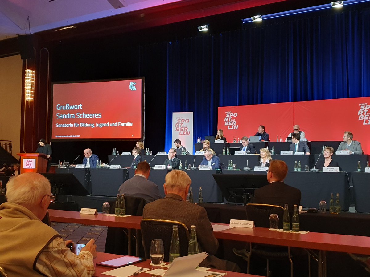 Bei der Mitgliederversammlung verlieh Präsident @HaertelThomas eben unseren #Paralympics-Spitzensportlern #StephanieGrebe und #AliLacin die Sportplakette des @LSBBerlin. 

Glückwünsche dazu von unserem BSB-Präsidium, heute vertreten von Vizepräsident <a href="/StefanSchenck/">Stefan Schenck</a>.