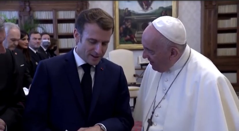 C_Billan's tweet photo. Cher @EmmanuelMacron
un chef de I’Etat ne doit pas tutoyer le Pape. Cela contribue au phénomène d’horizontalisation qui précipite la fin de toute autorité. 
Vous aviez demandé à un jeune de ne pas vous appeler Manu… C’est du même ordre. https://t.co/isXixNjNkJ