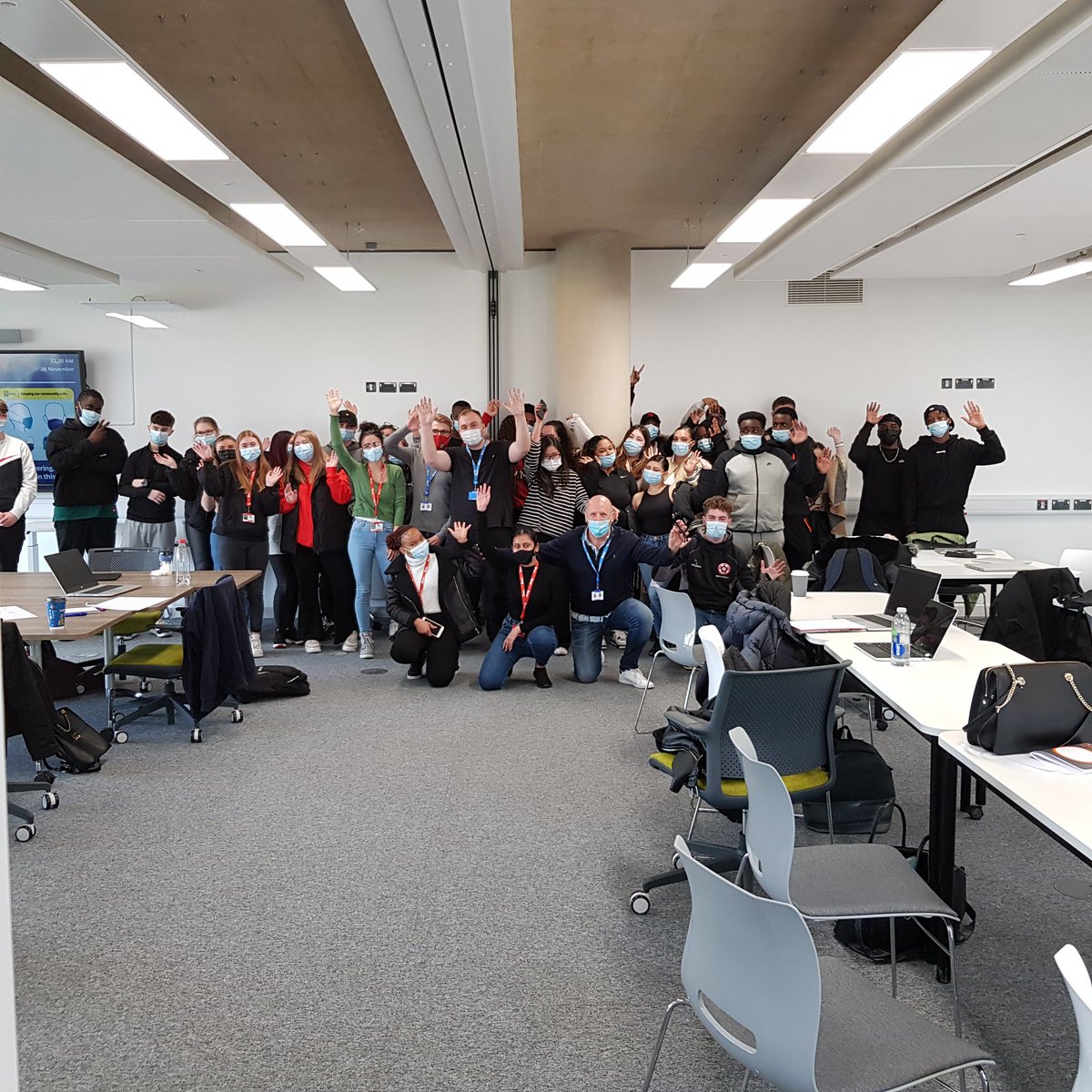 DrFuusa's tweet photo. Amazing session today on infographics! Students inspired and eyes opened to b2b marketing... thank you so much @beachmarketing what a fantastic session! #UoN @UniNorthantsFBL https://t.co/IO1oPc4d2h
