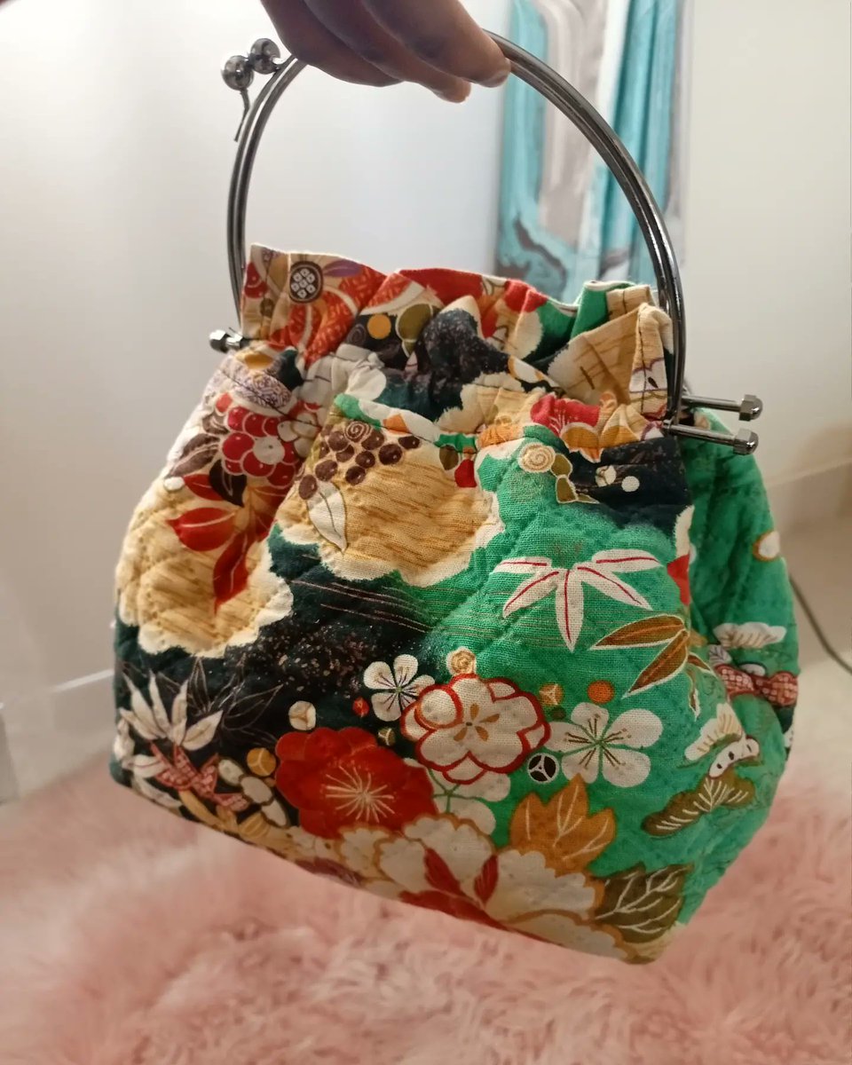 Fancy_Squaad's tweet photo. Floral vibes mini satchel with metal holder and kiss Lock effect 

Ideal for the beach or style it according to preference. 

PRICE:580 https://t.co/nk2PWgjfvF