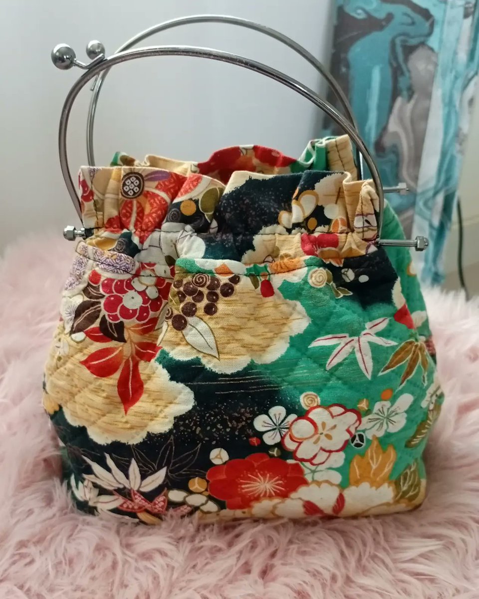 Fancy_Squaad's tweet photo. Floral vibes mini satchel with metal holder and kiss Lock effect 

Ideal for the beach or style it according to preference. 

PRICE:580 https://t.co/nk2PWgjfvF