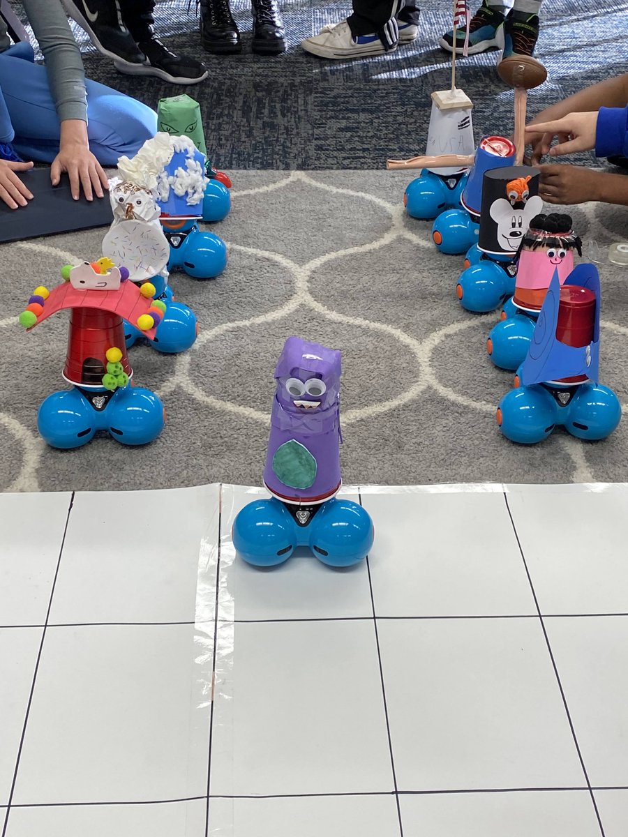 monigal5th's tweet photo. STEAM project inspired by @carriewillis18  &amp; @caitlin_arakawa 
DASH Macy's Thanksgiving parade. Designed, coded and paraded robots for the whole school to see. Check out our greenscren video too!
https://t.co/RH5V7b8j9N https://t.co/fXOK8AETlg