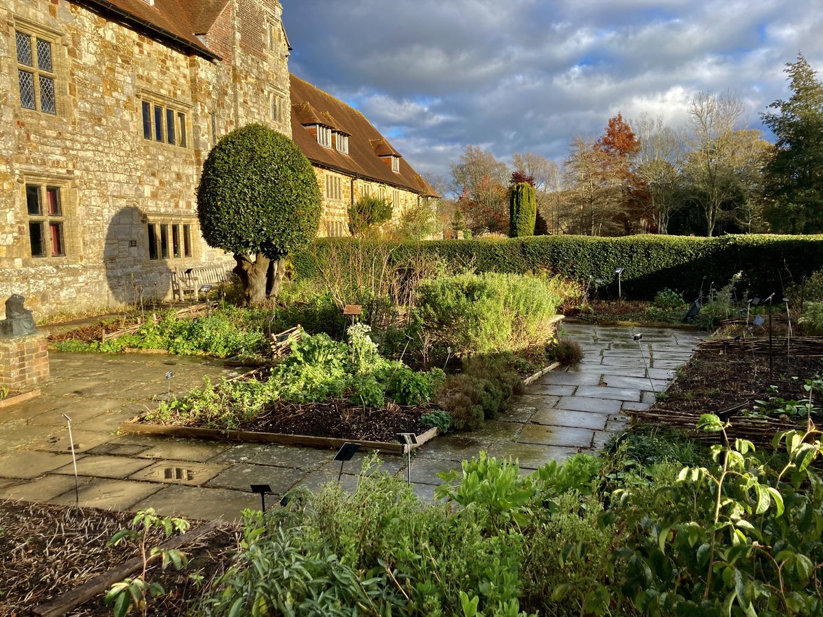 The Physic Garden ⁦<a href="/MichelhamPriory/">Michelham Priory</a>⁩  for ⁦<a href="/HortusLudi/">Denis&Teresa</a>⁩  enjoy #garden #herbs