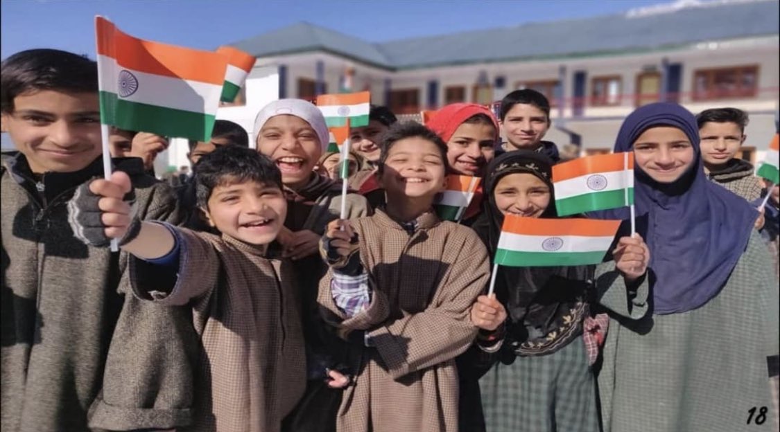 YTCtangdhar's tweet photo. Muskurahatein beyhisaab 🇮🇳#WithIndia #beautifulkashmir https://t.co/jo9W68XXF3