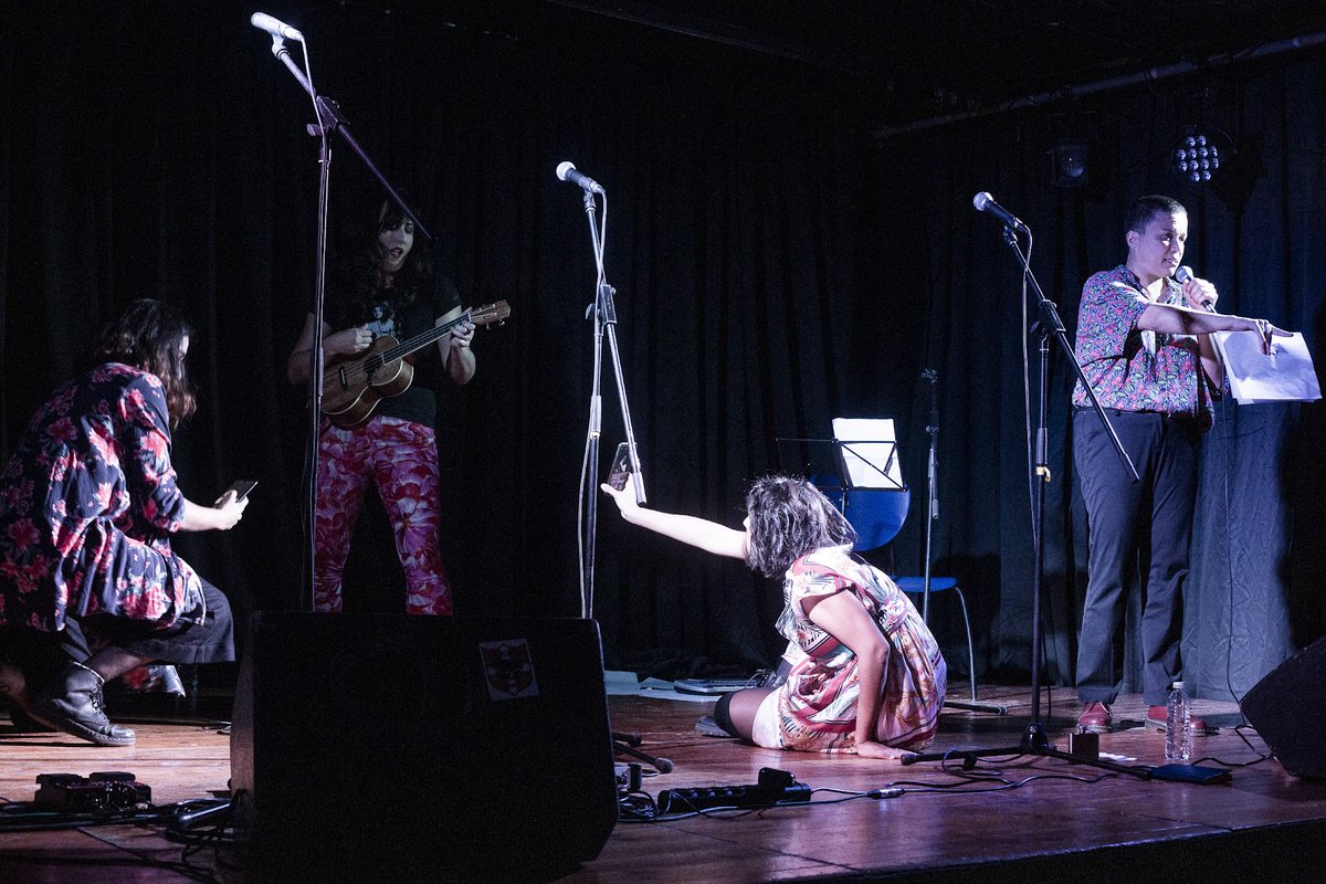 Desorden en #NouBarris. 🔥🔥🔥🔥

Cámara: <a href="/pocallum/">Pocallum</a>