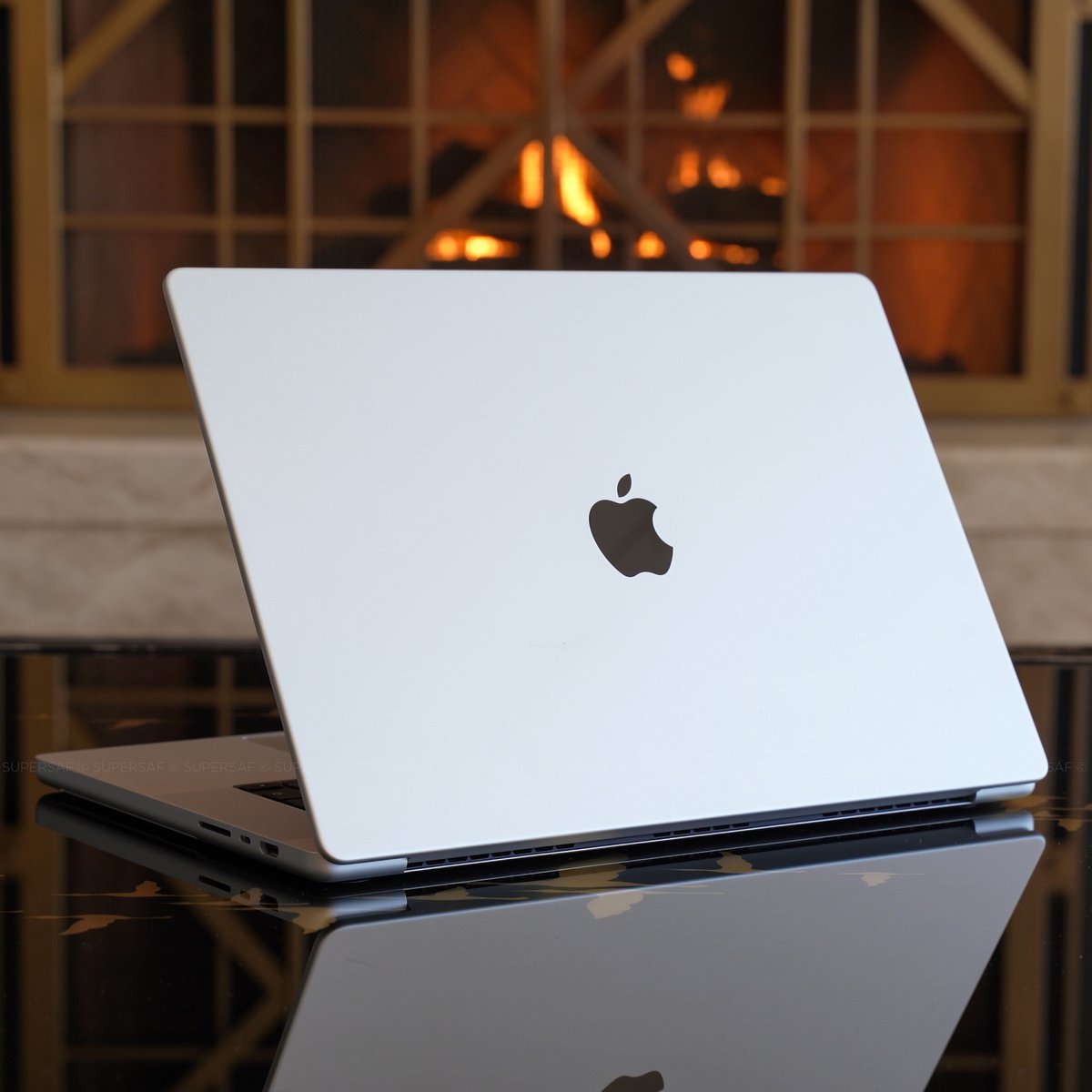 SuperSaf's tweet photo. Laptop of the year? 🤔

#MacBookPro #M1Max https://t.co/TfhMGMYp9O