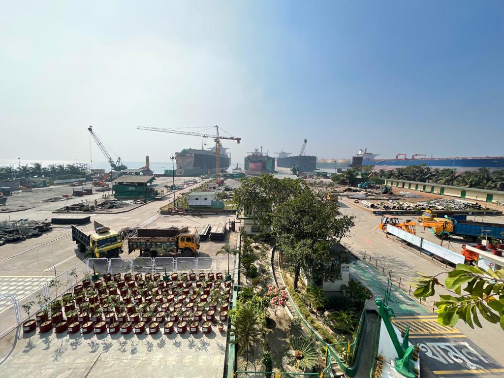 jonchaplin's tweet photo. Those are mango trees, in case you were wondering. Latest update from @MdZahirPhp #shiprecycling @dharmesh_jani3 https://t.co/LOgnJTcAgU