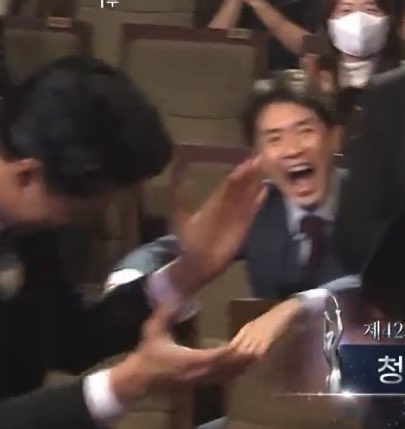 인기상 탔을 때 리액션 봐도봐도 웃김
류버지 턱관절 정정하시네요