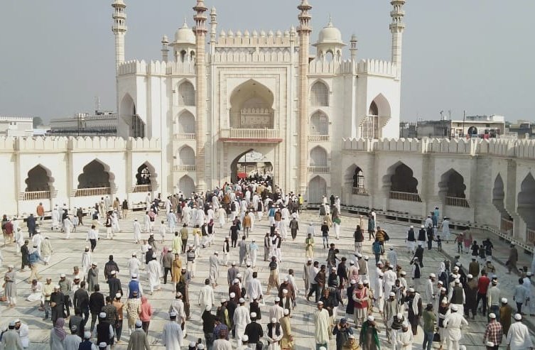 aasaremadina's tweet photo. دارالعلوم دیوبند کی مسجد رشید میں آج جمعہ کا نظارہ https://t.co/wD0paXYqah