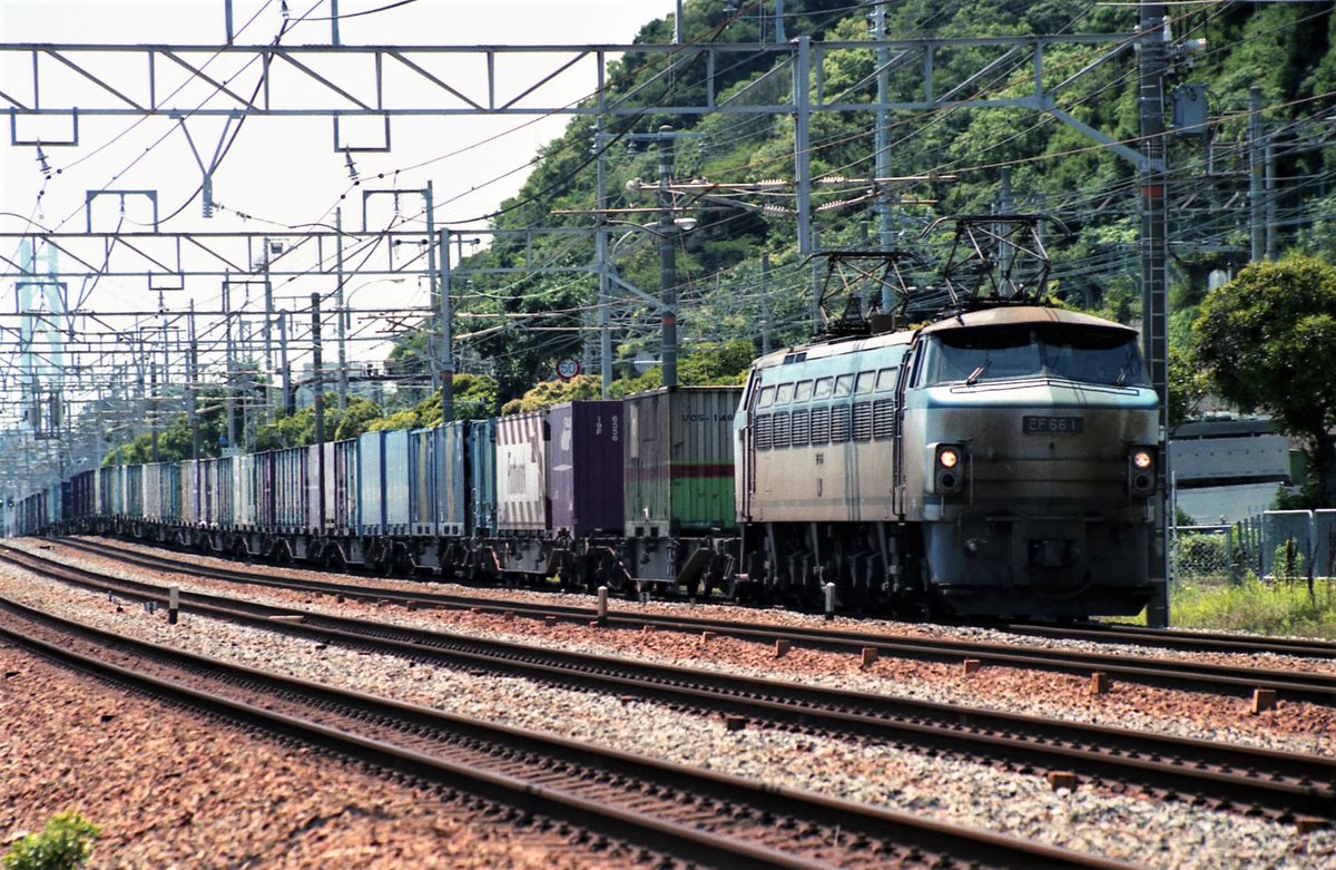 expresstokiwa's tweet photo. #1日1枚貨物列車画像
#EF661
#吹田機関区
#JR貨物

JR貨物更新色時代の1号機。
逆光で顔が汚れすぎているのが悲しい😣

1054レ　1994-05-29 https://t.co/uR7Yi2NSXR