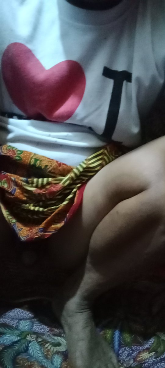 Rewanio13's tweet photo. Lagi buang air besar di sarung batik karena aku lagi sakit perut https://t.co/uiePTBxEVe