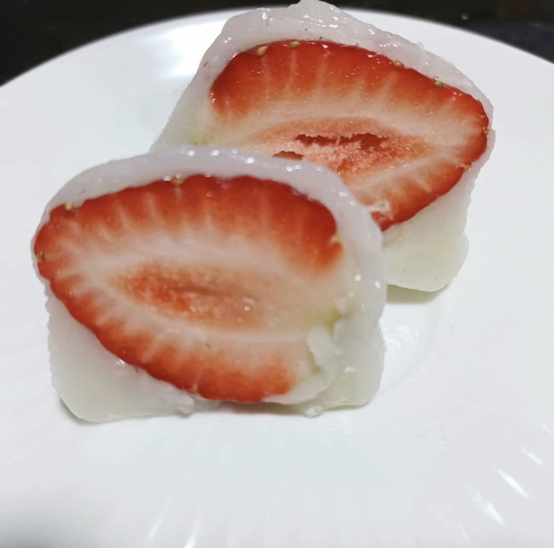 shogetsudo15's tweet photo. 島根県邑南町にある手作り和菓子屋の静間松月堂です🍡

\\ 松月堂一番人気のイチゴ大福🍓//

数量限定ですがイチゴ大福始めました‼️

島根県内・益田市の #アグリみと さんの新鮮イチゴ🍓を使用しております。

なるべくお早めにお召し上がりくださいませ😃 https://t.co/KOlPFgsh44