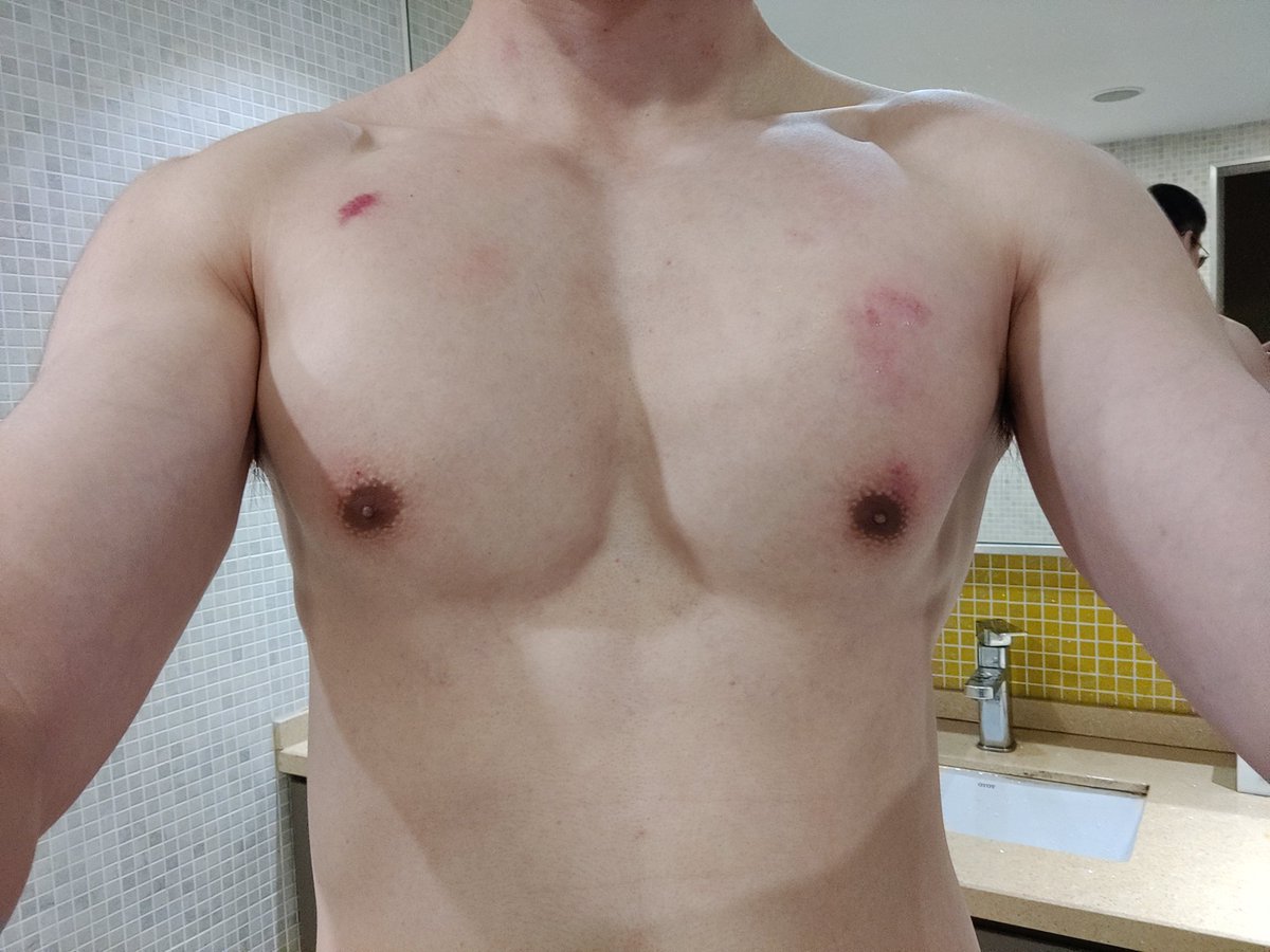 刚练完胸肌还充着血，就被骚逼在健身房更衣室猛吸种了一堆草莓，干又不让干👿硬着回去了