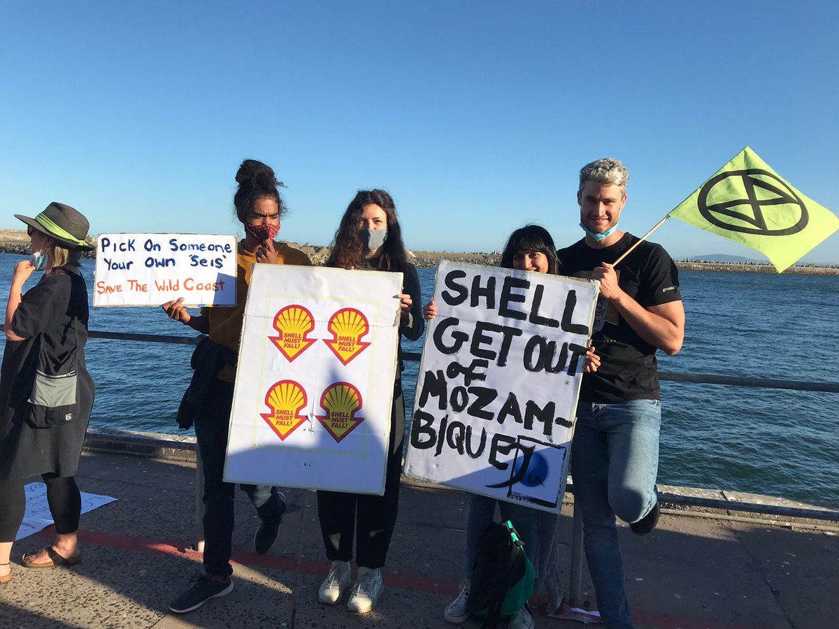 atafrique's tweet photo. Port du Cap : Dim 21 nov 2021, @JA4change s'est joint aux protestations contre l'arrivée du navire Amazon Warrior de @Shell qui sera utilisé pour dynamiter la cote sauvage, #AfriqueduSud.
Non à la destruction pour #EnergiesFossiles. 
 #JusticeClimatique
https://t.co/4MLknaAc2N https://t.co/3gRi9aszri