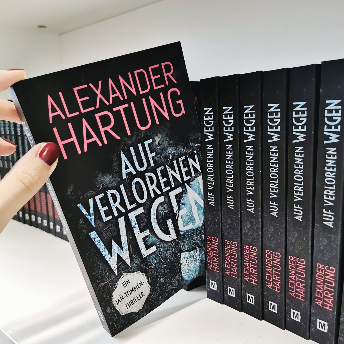 lovelybooks (@lovelybooks) on Twitter photo Der neue Cold-Case-Fall für Jan Tommen! In unserer Crime Club Leserunde verlosen wir gemeinsam mit <a href="/AmazonPub/">Amazon Publishing</a> 30 Exemplare von "Auf verlorenen Wegen" von Alexander Hartung. Bewirb dich jetzt: bit.ly/Auf-verlorenen… Der neue Cold-Case-Fall für Jan Tommen! In unserer Crime Club Leserunde verlosen wir gemeinsam mit <a href="/AmazonPub/">Amazon Publishing</a> 30 Exemplare von "Auf verlorenen Wegen" von Alexander Hartung. Bewirb dich jetzt: bit.ly/Auf-verlorenen…