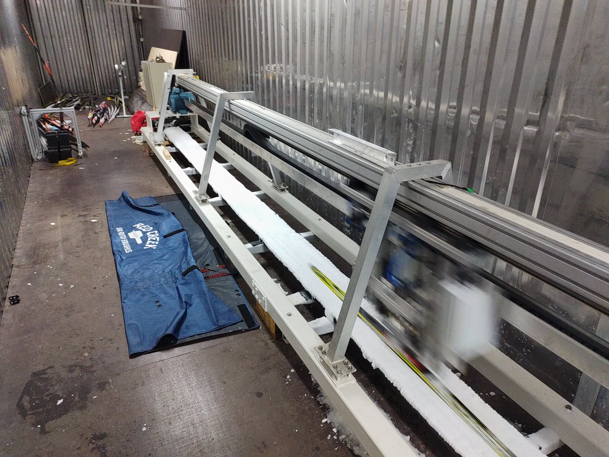 drjantti's tweet photo. Hiihdon välinetestauskontissa suksiparien testaus on hyvin automatisoitu teknologian avulla. Suksista saadaan mitattua kitka-arvo luotettavasti #liukasnetwork #liukasverkosto #vuokatti https://t.co/ibz6y5OO40
