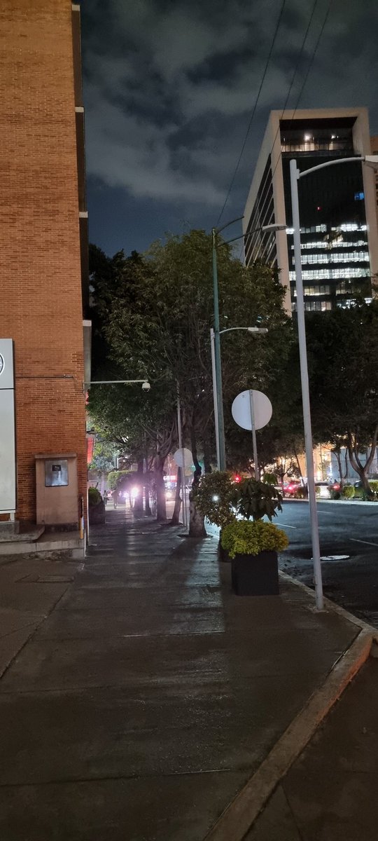 j_amadeo's tweet photo. @AlcaldiaMHmx @mauriciotabe Luminarias apagadas en Miguel de Cervantes Saavedra, desde Moliere hasta Presa Falcón. Riesgo e inseguridad para el tránsito peatonal, ¿pueden arreglarlo por favor? Gracias. https://t.co/A5dxTmGBC4