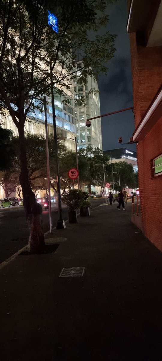 j_amadeo's tweet photo. @AlcaldiaMHmx @mauriciotabe Luminarias apagadas en Miguel de Cervantes Saavedra, desde Moliere hasta Presa Falcón. Riesgo e inseguridad para el tránsito peatonal, ¿pueden arreglarlo por favor? Gracias. https://t.co/A5dxTmGBC4