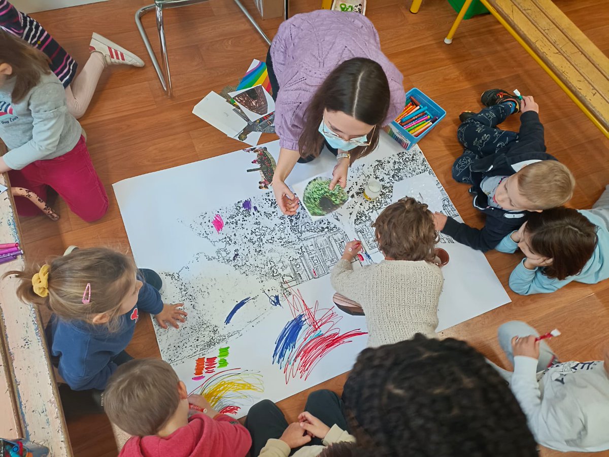 CAUEdeParis's tweet photo. 🌱Ateliers avec les #enfants de l'école maternelle Retrait à #Paris20 

▶️Réalisation d'une #maquette et coloriage + collage d'une fresque pour imaginer la future cour OASIS de l'école !

#participation #coconception #école #paris #enfants #teamarchi https://t.co/IdIabwr3LN