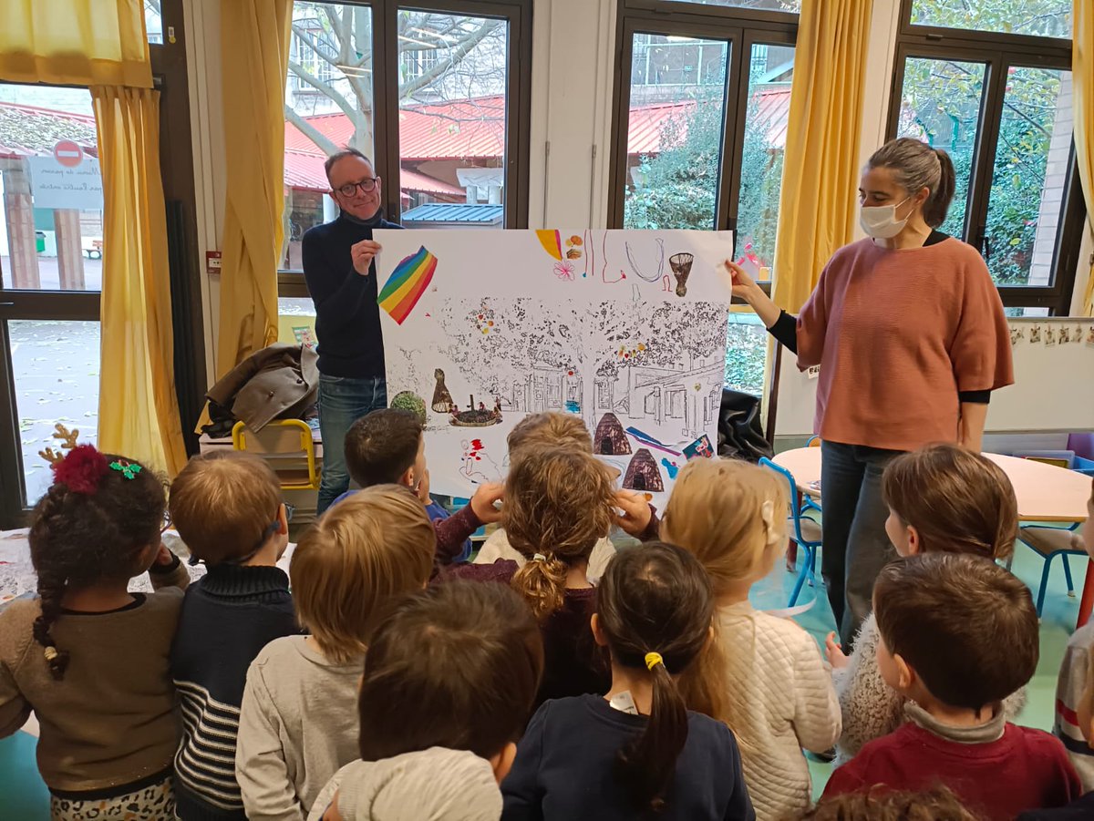 CAUEdeParis's tweet photo. 🌱Ateliers avec les #enfants de l'école maternelle Retrait à #Paris20 

▶️Réalisation d'une #maquette et coloriage + collage d'une fresque pour imaginer la future cour OASIS de l'école !

#participation #coconception #école #paris #enfants #teamarchi https://t.co/IdIabwr3LN