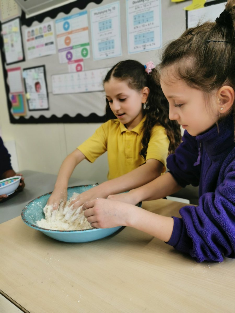 MrsMakinsonLHS's tweet photo. Team Birch loved making traditional Tudor jumbles this morning! Were the instructions useful? This afternoon we are taste testing to find out! @MissAliLHS @pandit_mrs @LHS_Watford @HeadLHS @MissEdwardsLHS https://t.co/mXlbGSV6Nf