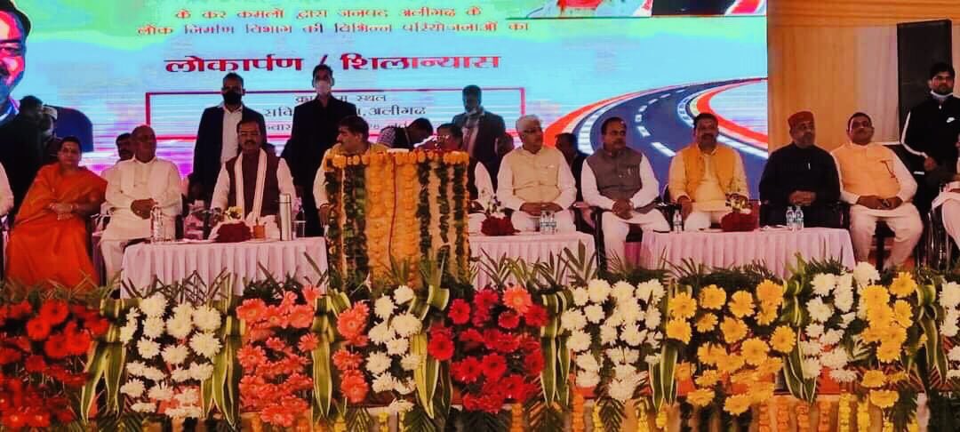 सर्किट हाउस, अलीगढ़ में मां.उप मुख्यमंत्री <a href="/kpmaurya1/">Keshav Prasad Maurya</a> जी ने जनपद एटा एवं अलीगढ़ की विभिन्न विधानसभा क्षेत्रों के चौमुखी विकास हेतु कुल 153 परियोजनाओं (लागत 274 करोड़ रु0) के लोकार्पण एवं शिलान्यास कार्यक्रम में l