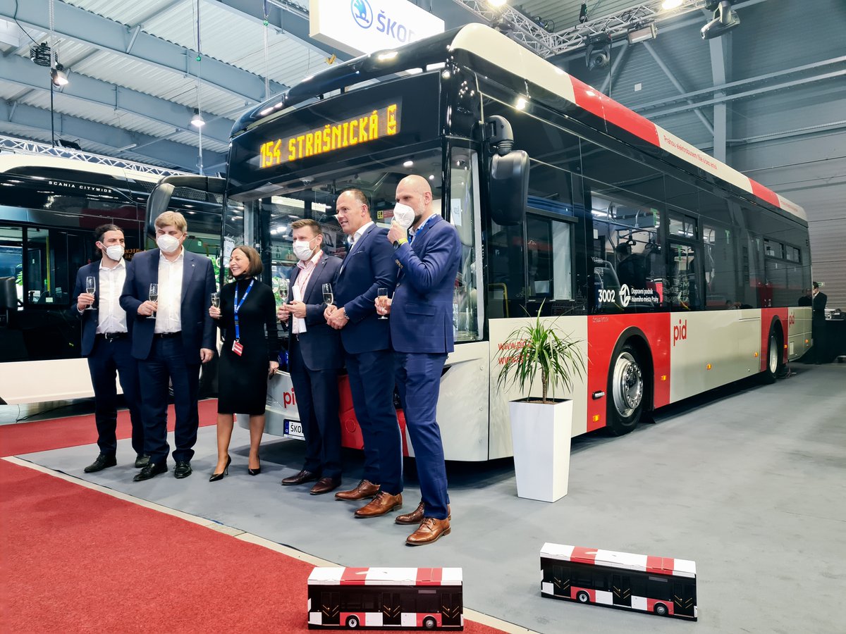 SkodaGroupCZ's tweet photo. Výjimečné tři dny na veletrhu #Czechbus plné obchodních jednání i přátelských setkání s fanoušky městské hromadné dopravy. Proběhla i návštěva tureckého velvyslance @EgemenBagis a získali jsme ocenění za nejlepší stánek nad 100m2. Děkujeme. https://t.co/ryyVR11EPT