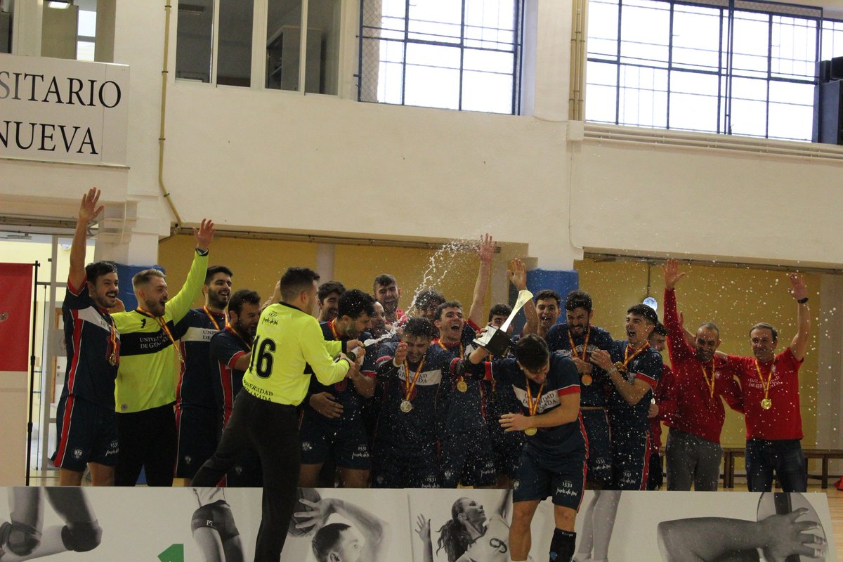 carlosapple_1's tweet photo. Cuando se junta de nuevo una familia que disfruta con lo que hace, solo pueden pasar cosas buenas.
Nos lo merecíamos, le pese a quien le pese! Tercera vez consecutiva..
CAMPEONES DE ESPAÑA 🇪🇸🥇🏆
#CEU21 #shawarma #laultimaypacasa https://t.co/qi5iS4aitj