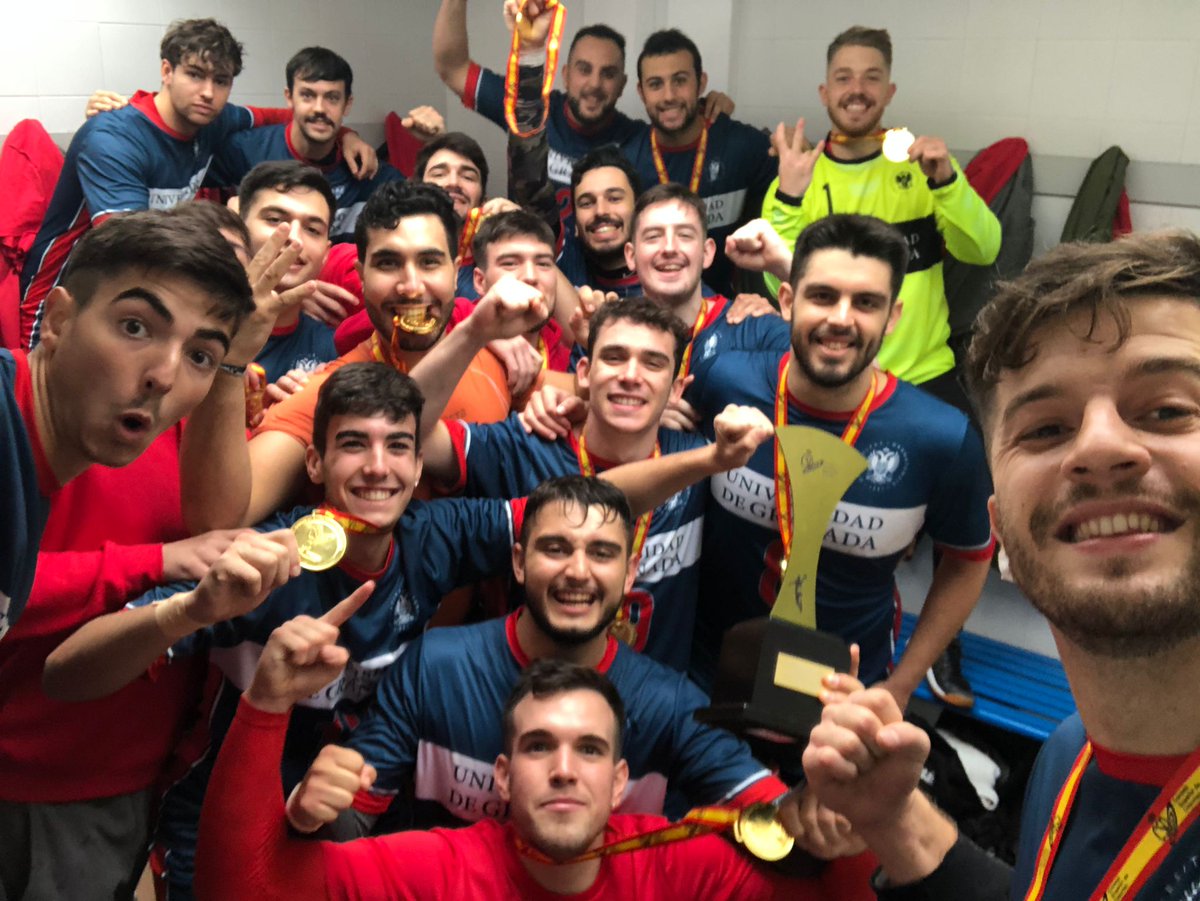 carlosapple_1's tweet photo. Cuando se junta de nuevo una familia que disfruta con lo que hace, solo pueden pasar cosas buenas.
Nos lo merecíamos, le pese a quien le pese! Tercera vez consecutiva..
CAMPEONES DE ESPAÑA 🇪🇸🥇🏆
#CEU21 #shawarma #laultimaypacasa https://t.co/qi5iS4aitj