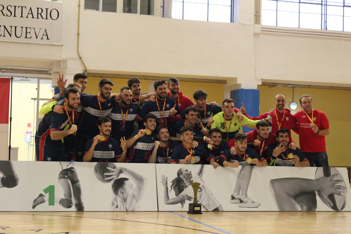 carlosapple_1's tweet photo. Cuando se junta de nuevo una familia que disfruta con lo que hace, solo pueden pasar cosas buenas.
Nos lo merecíamos, le pese a quien le pese! Tercera vez consecutiva..
CAMPEONES DE ESPAÑA 🇪🇸🥇🏆
#CEU21 #shawarma #laultimaypacasa https://t.co/qi5iS4aitj