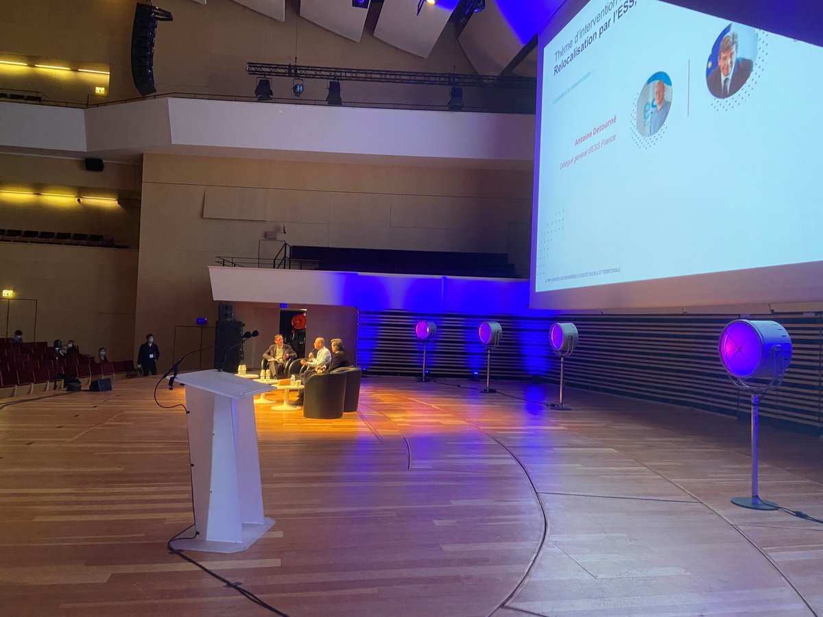 En direct du #CongrèsCoorace <a href="/antoinedetourne/">Antoine Détourné</a> <a href="/ESS_France/">ESS France</a> et le candidat <a href="/montebourg/">☰ Arnaud Montebourg</a> échangent sur la relocalisation industrielle par les acteurs #ESS et la proposition de @coorace d'encourager la coopération entre ces acteurs par des exonérations fiscales.