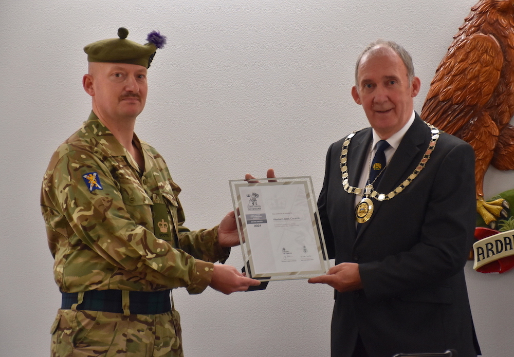 hrfca's tweet photo. #Congratulations to @cne_siar on receiving their ERS Silver Award revalidation! It was presented at the Comhairle Chamber in #Stornoway. WO2 Colin Smith and Pte Cameron Thompson, from C Company of #7SCOTS @The_SCOTS, did the honours. More: https://t.co/1JAcdnVb3E! #SilverERS21 https://t.co/zGi3k32DSP