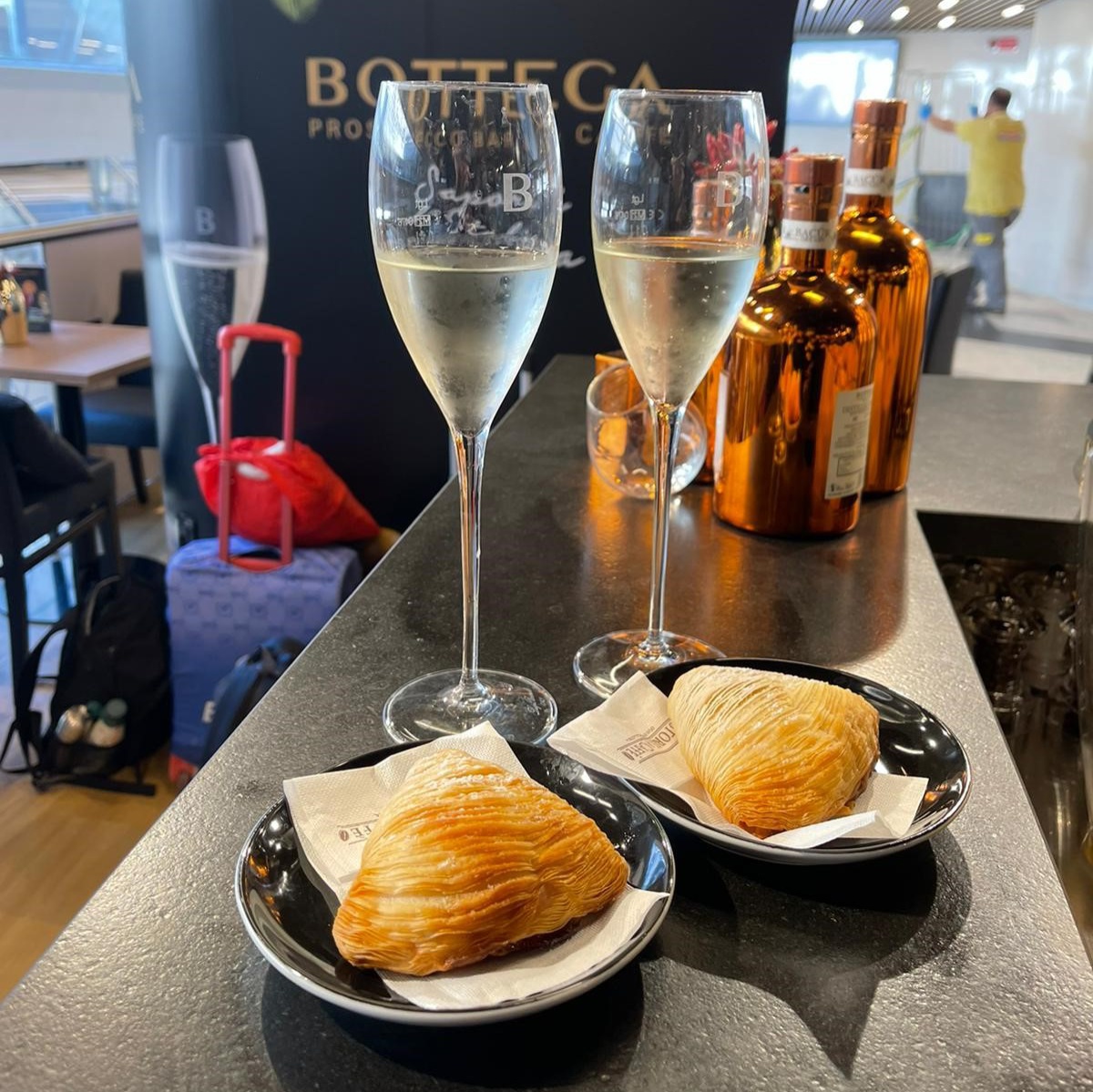 BottegaSpa's tweet photo. A quick toast with a typical Neapolitan delicacy on the go? With #Bottega #ProseccoBar you can!🥂
Stop by Napoli Centrale Railway Station and enjoy the "Perfect Match": the best pairing between a glass of wine and authentic Italian dishes, made with fresh ingredients and care. 🇮🇹 https://t.co/HI1bedEOam