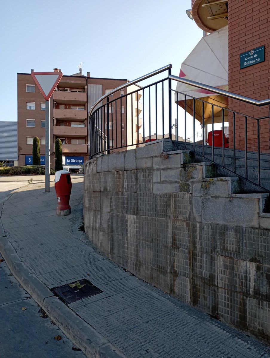 jdtgarriga's tweet photo. Rampa com a alternativa d'unes escales... A part de que la pujada és molt empinada, hi ha una senyal que impedeixe el pas d'una cadira de rodes... 
#sharediversitat #diversitatuoc1 https://t.co/J0TWHLuYPi