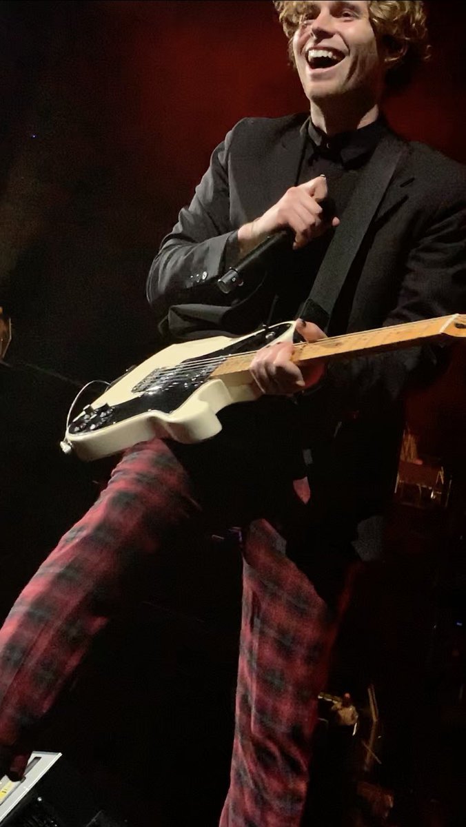tayl4ndo's tweet photo. my favorite 5sos memory in 2019 was definitely wwj st. louis. my first time at barricade and i had the time of my life. capturing memories for a lifetime #5SOSDay3 #10YearsOf5SOS https://t.co/UTSieth5Z9