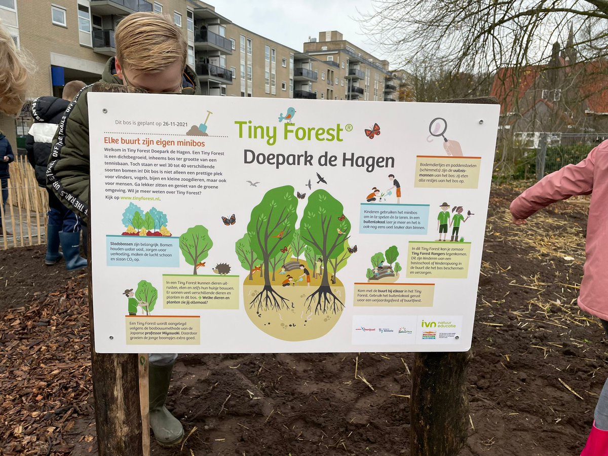 obsde_windhoek's tweet photo. De leerlingen van de groepen 5 hebben bomen geplant in het Doepark, #TinyForest.
De wethouder van @Gemeente_Almelo ,Martin van Rees heeft samen met de leerlingen de bomen geplant. Ineke van den Berg, voorzitter van het @IVNNederland Almelo heeft het Tiny Forest officieel geopend. https://t.co/8D8D41IH8H