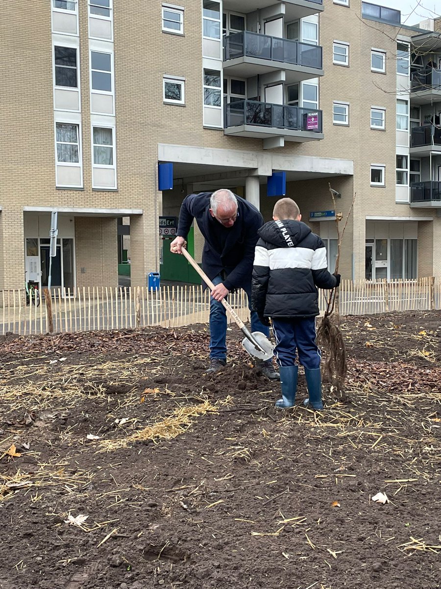 obsde_windhoek's tweet photo. De leerlingen van de groepen 5 hebben bomen geplant in het Doepark, #TinyForest.
De wethouder van @Gemeente_Almelo ,Martin van Rees heeft samen met de leerlingen de bomen geplant. Ineke van den Berg, voorzitter van het @IVNNederland Almelo heeft het Tiny Forest officieel geopend. https://t.co/8D8D41IH8H