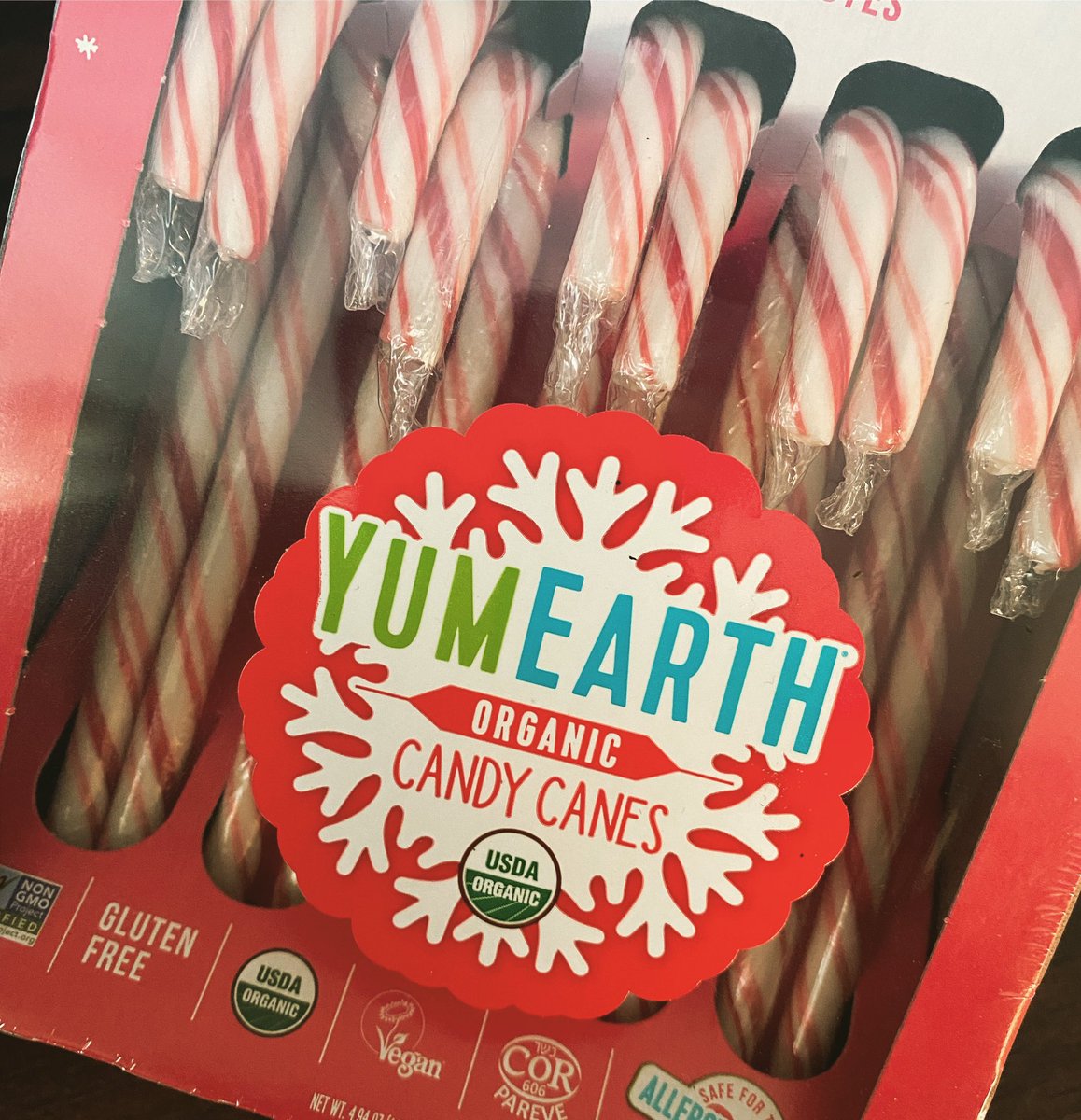 Now it’s vegan candy cane season! 🤶🏻🎄🎅🏻✌🏼 #GoVegan #veganfortheanimals
