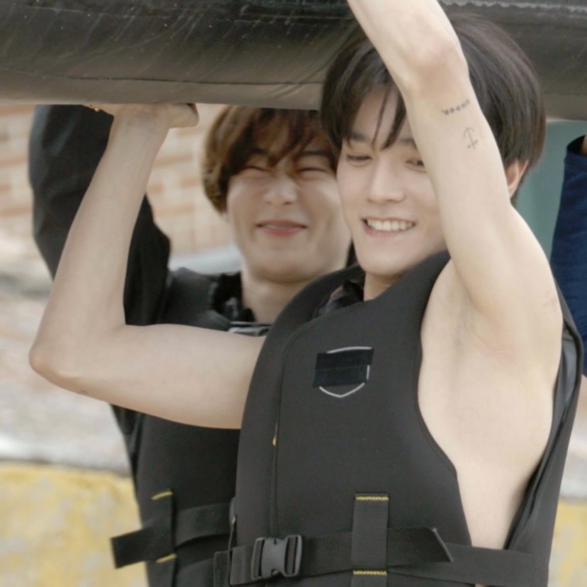 ไม่รู้จะโฟกัสรักแร้ของแทยงที่ขาวเนียนกว่าหน้าชั้นหรือมามี่โป๊ะโกะด้านหลังดี