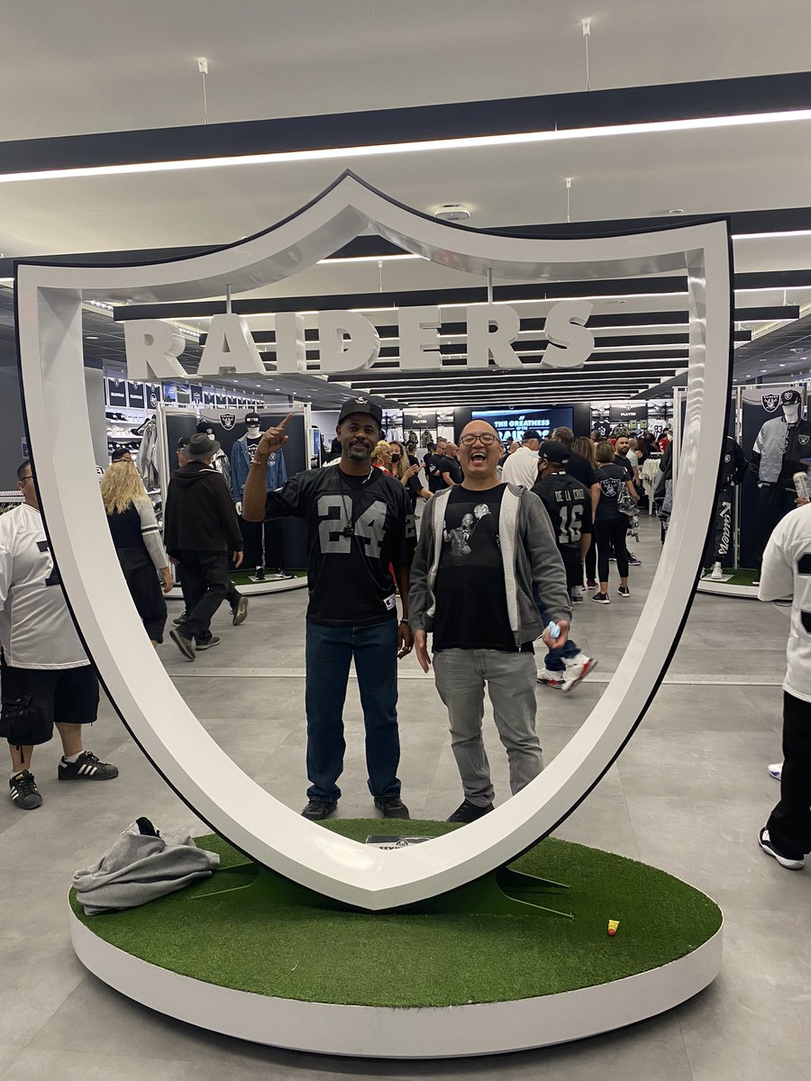 Way to get that W today <a href="/Raiders/">Las Vegas Raiders</a> #RaiderNation #RaidersCowboys 
Good people. Good food. Good game.